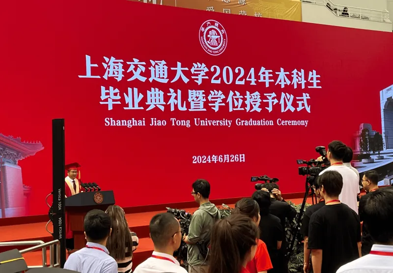 周琪社交媒体分享出席上海交通大学本科生毕业典礼暨学位授予仪式